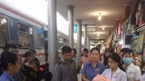 Nhân viên đường sắt hỗ trợ hành khách sinh con trên tàu