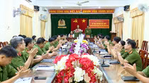 Trao thưởng tập thể có thành tích truy bắt đối tượng truy nã