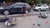 Chạy ngược chiều trên Đại lộ Thăng Long, 3 người nhập viện