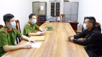 Tạm giữ hình sự đối tượng không đeo khẩu trang, đánh người thi hành công vụ