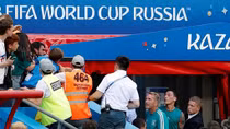 Thất bại bạc nhược, Ozil nổi đóa với CĐV trên sân