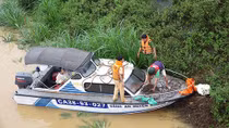 Công an dầm mưa cứu người trong cơn lũ