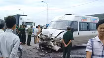 Xe chở cựu chiến binh va chạm với xe chở than