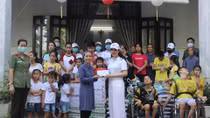 Hoa hậu Giáng My cùng Công an trao hàng trăm suất quà từ thiện