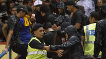 Côn đồ Malaysia tấn công CĐV Indonesia trên phố