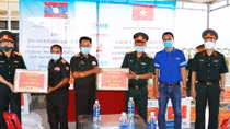 Trao tặng lương thực và vật tư y tế phòng, chống dịch cho nước bạn Lào