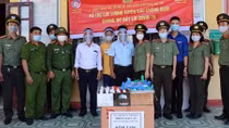 Tặng hơn 15 ngàn khẩu trang và nước sát khuẩn cho các điểm bầu cử
