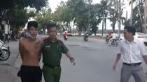 Đứa cháu bị tâm thần dùng rựa chém chết bà nội 
