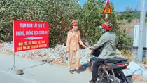 Những “bông hồng thép” ở tuyến đầu chống dịch