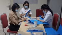 Bệnh viện tự sản xuất mặt nạ che giọt bắn tặng bác sĩ ở tuyến đầu 