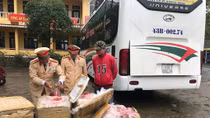 Xe khách chở nhiều kiện hàng chứa nội tạng động vật thối