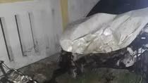 Ô tô húc đổ tường làm 4 người thương vong