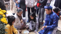 Du khách vào Hoàng cung Huế chơi trò chơi cung đình ngày Tết