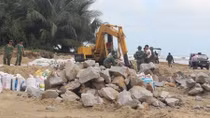Quân và dân chung tay làm kè khắc phục sạt lở tại bờ biển Lăng Cô