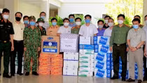 Tặng quà hỗ trợ lực lượng tuyến đầu chống dịch