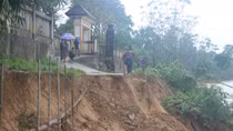 Bờ sông Hương "biến" thành vực sâu nguy hiểm trước cổng trường