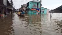 Xe công nông lật giữa dòng nước lũ, nữ sinh viên tử vong