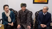 Chủ tịch Quốc hội Nguyễn Thị Kim Ngân thăm, tặng quà gia đình chính sách