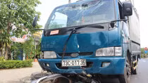 Xe tải kéo lê xe máy sau khi "hạ gục" biển báo giao thông