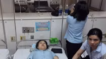 Giây phút kinh hoàng của nữ nhân viên bị kẻ ngáo đá dùng dao khống chế