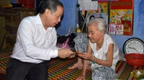 Chủ tịch tỉnh tới thăm xóm nghèo trong đêm giao thừa 