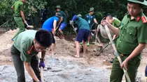 Thanh niên CA Thừa Thiên Huế làm đường, làm sân chơi cho thiếu nhi vùng cao