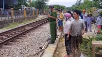 Người đàn ông đi xe máy bị tàu hỏa tông tử vong