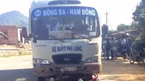 Va chạm với xe buýt, vợ tử vong, chồng cùng 2 con nguy kịch