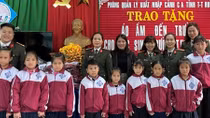 Công an tỉnh Thừa Thiên Huế tặng áo ấm cho học sinh nghèo