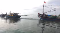 Cứu thành công 11 thành viên trên tàu cá vỡ mạn thuyền giữa biển