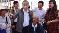 Người dân Thượng Thành vui mừng trong lễ khởi công xây nhà tại nơi ở mới