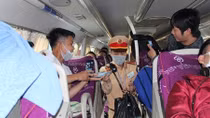 CSGT phát khẩu trang miễn phí cho hành khách trên QL1A