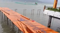 Buộc tháo dỡ cầu đi bộ doanh nghiệp xây trái phép trên đầm Lập An