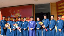 Nam cán bộ công chức mặc áo dài ngũ thân đến công sở