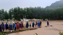 Băng qua đập tràn nước chảy xiết, nam thanh niên bị lũ cuốn mất tích