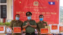 Công an Thừa Thiên Huế tặng thiết bị phòng chống dịch cho nước bạn Lào