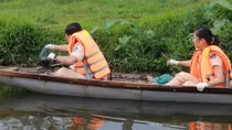 Đoàn Thanh niên Công an tỉnh Thừa Thiên- Huế vớt rác làm sạch sông Hương