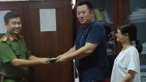 Công an tỉnh Thừa Thiên - Huế trao trả tài sản cho du khách Nhật Bản