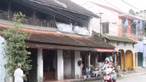 Những căn nhà chờ sập ở phố cổ Bao Vinh 