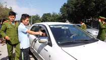 Thuê xe ôtô đi... trộm cắp