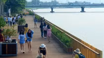 Cầu đi bộ lát gỗ lim “siêu sang” ở Huế thu hút giới trẻ