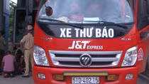 Xe phát chuyển nhanh "nhận thêm" lô hàng lậu trị giá 500 triệu 