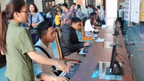 Làm thêm giờ ngày đầu năm để cấp, đổi hộ chiếu và giấy CMND cho người dân