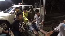 Nhiều nạn nhân bị thương được đưa ra khỏi nhà máy Thủy điện Rào Trăng