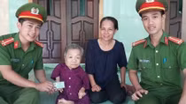 Đến tận nhà cấp, đổi và giao trả CMND cho cụ bà 96 tuổi
