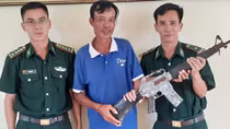 Hai ngư dân thu được súng AR15 khi đánh cá trên biển