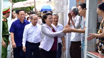 Chủ tịch Quốc hội Nguyễn Thị Kim Ngân thăm, tặng quà người dân Huế