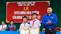 Tặng giấy khen cho 2 học sinh không tham của rơi