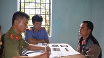Bắt kẻ tàng trữ, sử dụng súng quân dụng trái phép