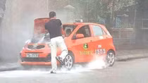Taxi đang đỗ ở vệ đường bỗng dưng bốc cháy
